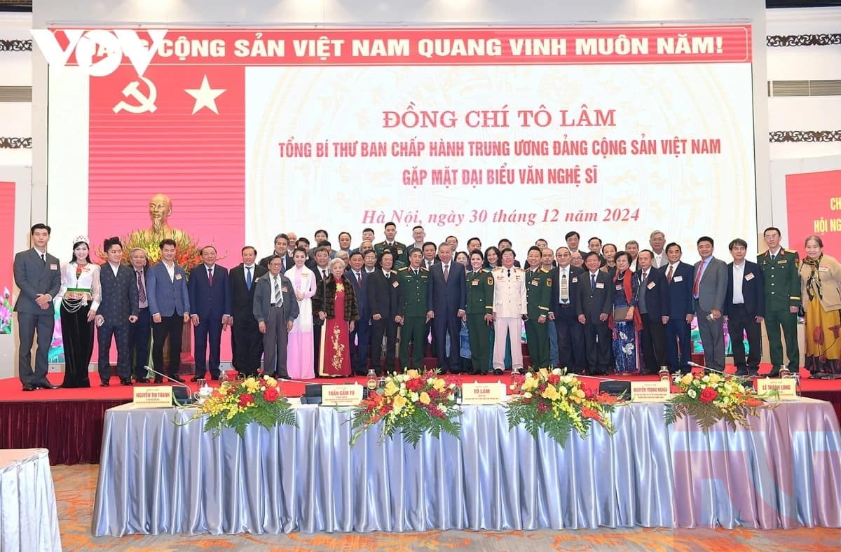 Sự góp mặt của Xuân Bắc, Quyền Linh và cả Tổng Bí Thư Tô Lâm trong một sự kiện gặp mặt giữa TBT và giới văn nghệ sĩ là cách tốt nhất để nâng cao uy tín nghệ sĩ trong mắt công chúng.