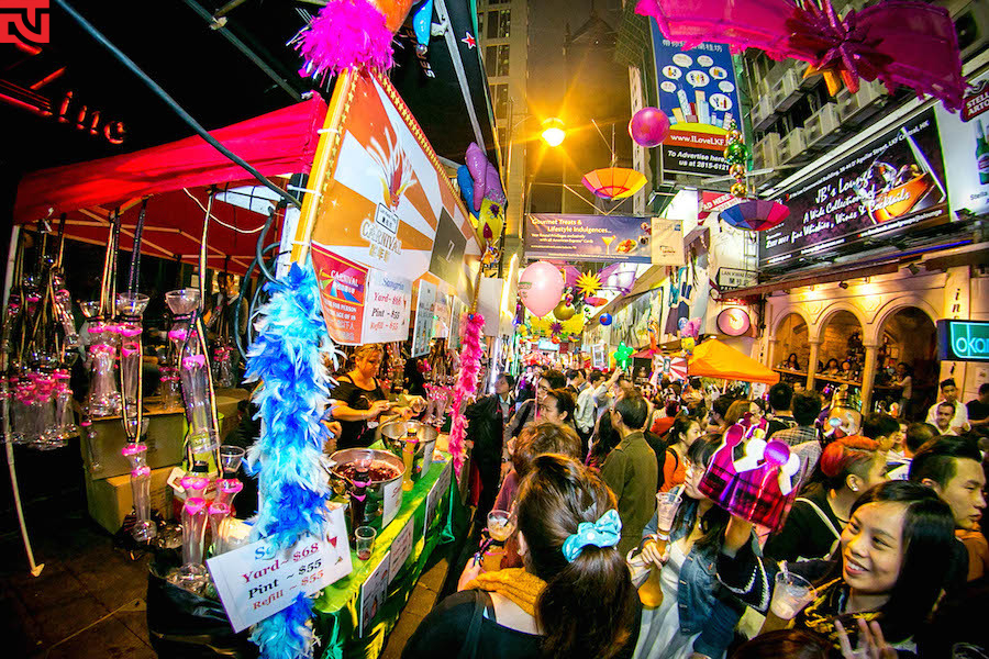Là nơi tập trung các doanh nghiệp nước ngoài và những định chế tài chính lớn nhất Hong Kong, một triệu phú Mỹ sớm nhìn ra tiềm năng khai thác của khu phố, đã mạnh tay chi tiền mua lại toàn bộ Lan Quế Phường và biến nơi này thành biểu tượng cho cuộc sống giải trí xa hoa số 1 Hong Kong. Ảnh: Lan Kwai Fong.